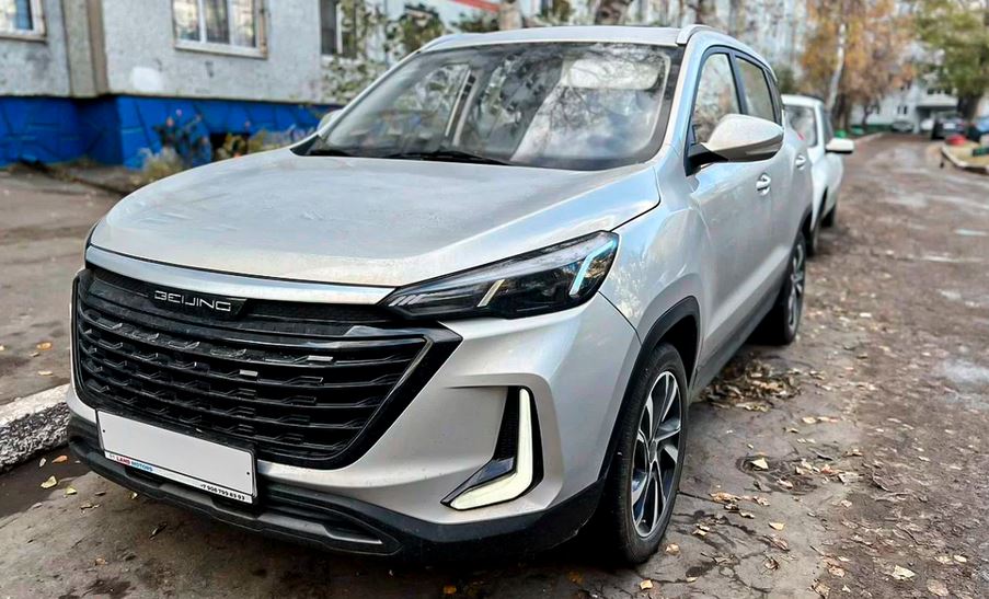 BAIC X35 — это полный аналог кроссовера Chery Tiggo 4 Pro. Агрегаты тут точно такие же: бензиновый турбированный агрегат объемом 1,5 литра и мощностью 136 сил