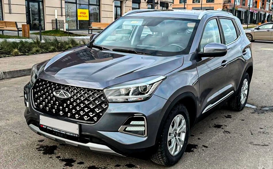 Данный кроссовер — все тот же BAIC X35, но только у Tiggo 4 Pro есть версии с атмосферным чугунным мотором на 113 сил, а также механическая коробка передач