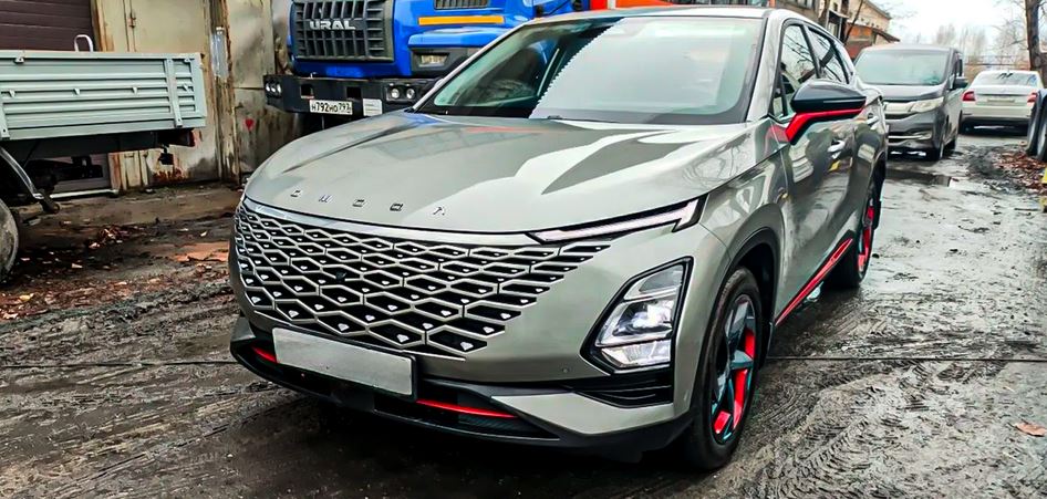 Оснащение у Omoda C5 очень интересное — под капотом может быть один из двух моторов: 1,5 литра турбо с чугунным блоком на 147 сил или турбированный агрегат объемом 1,6 литров с отдачей в 150 сил